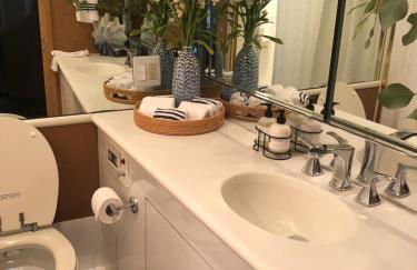 Luxury Afloat Yacht Paradise 3 bedrooms 3bath 5 beds with full Marina view - Foto 3