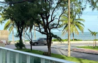 Flat com sacada na quadra do mar - Foto 1