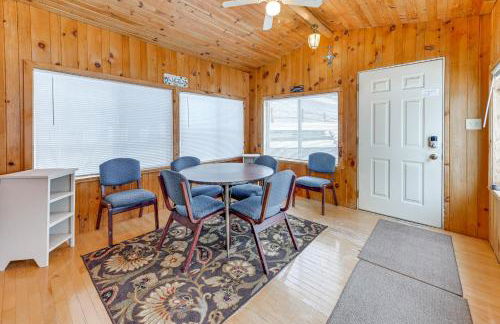 Lakefront Suring Home with Pool Table and Views! - Foto 23