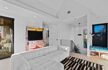 New 6 BR, 4.5B, Pool, Hot Tub, Cold Plunges, Outdoor Sauna, Bar, 9 TVs - Foto 38