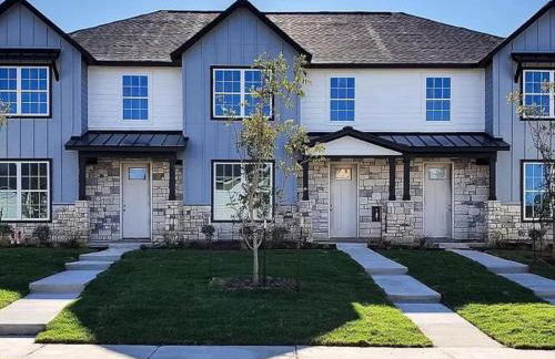 Loop, New Luxurious Large 3BR House, Sleeps 11 with Free Parking - Photo 16