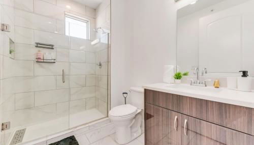 Skyline 2BR I Free Parking I King Bed I Workspace - Foto 4