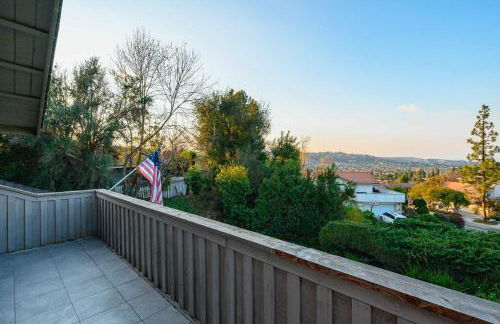 Serene Hilltop Oasis Above the City w Private Pool - Foto 12