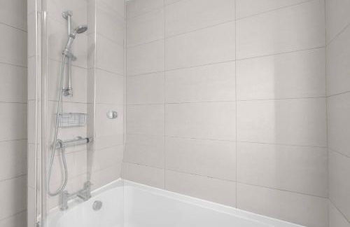 Family-Friendly 4-Bed near Parks & Transport Links - Foto 14