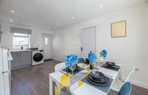 4BR New Build - Near Ferry Port - Great for Groups - Foto 22