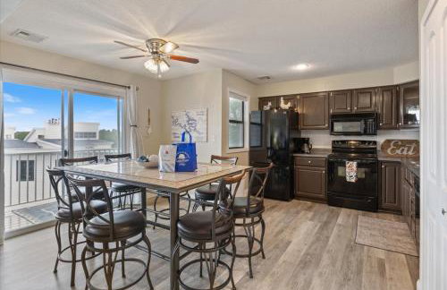 Lakefront Osage Beach Condo + Workspace w/ Pool Views - Foto 10