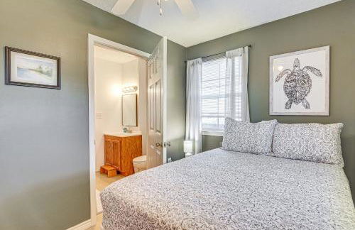 Walk to Shore Crystal Beach Home with Deck! - Foto 13