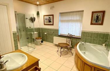 A spacious hidden gem with hot tub, lovely garden & views - Foto 18