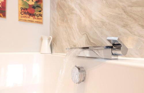 JOIVY Iconic Cockburn Street 4 Bedroom Apartment: Heart of Old Town - Foto 74