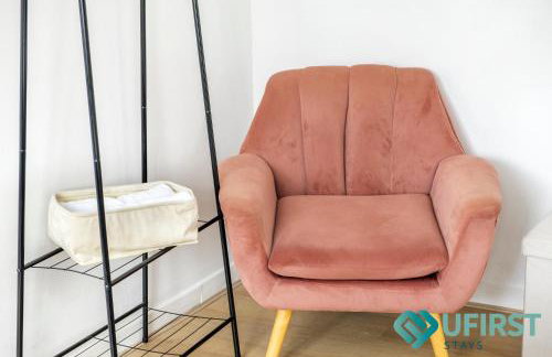 Delightful 3BR Home - Hot Tub - Near Castle, QMC - City Centre & Trent Bridge - Free WiFi & Parking - Sleeps 6 - Foto 16