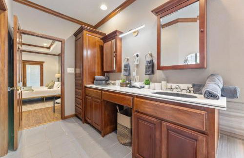 Golf-Side Luxe Escape Sleeps 13 Hot Tub & Theater - Foto 22