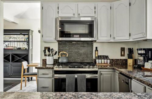 Hot Tub - Scenic Views - Spacious Deck - Game Room - Foto 17