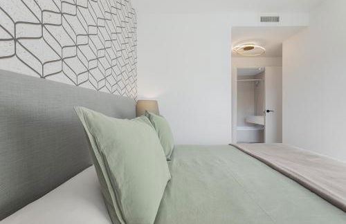 Quiet modern 2 bed apartment with Balcony, Pool and Free Parking - Foto 22