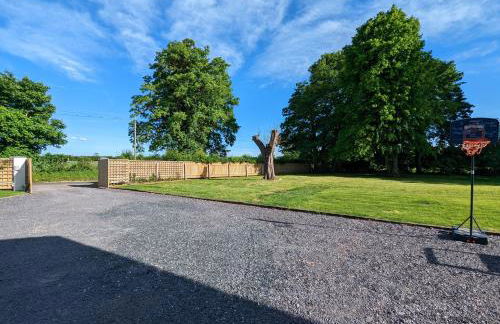 Unique, Spacious, Self-Built Eco Home with huge garden and movie room - Photo 48