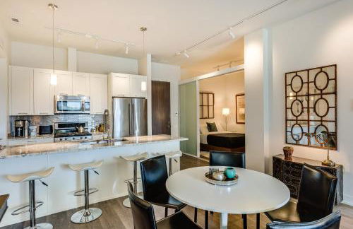 Designer 3BR with Balcony & Elevator on Clark! apts - Photo 18