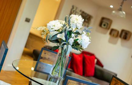 Pine cottage with private hot tub - Photo 12