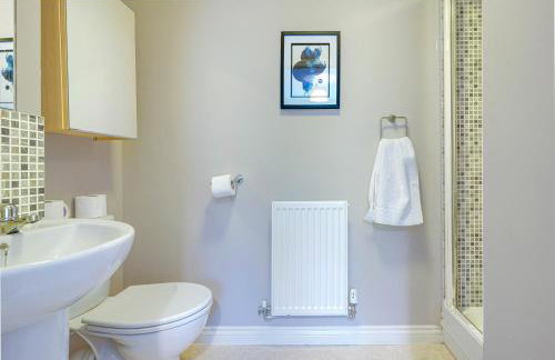 Charming House - Close to Shops & City Centre - Free Parking, Self-Check-In, Fast WiFi & Smart TV with Netflix by Yoko Property - Foto 8