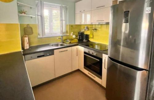 Beachfront Apartment Live - Photo 30