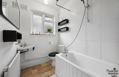 2 Bedroom Bungalow with Parking that Sleeps 6 - Photo 19