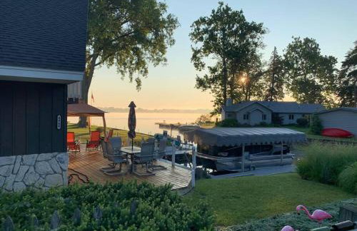 Unforgettable 4 bedroom 3 bath waterfront cabin - Photo 22