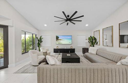 Luxe Pool Home minutes from the beach! - Photo 1