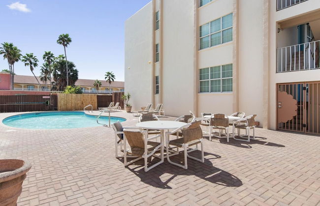 Modern Retreat, Block to Beach w Pool & Balcony - Foto 15