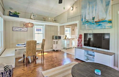 Chic Cottage with Private Yard Steps to Beach! - Foto 2