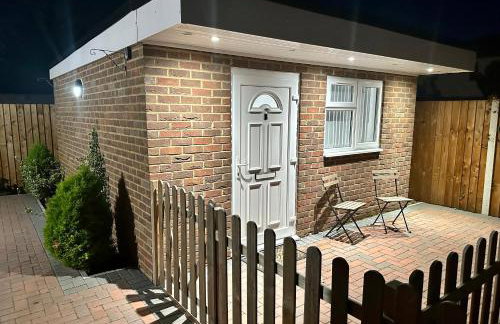 Modern Luxury Private Detached 1 Double Bedroom Studio Apartment - Super Fast Wifi - Foto 12