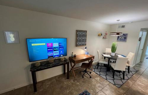 King bed first floor Mid City with Parking - Foto 8