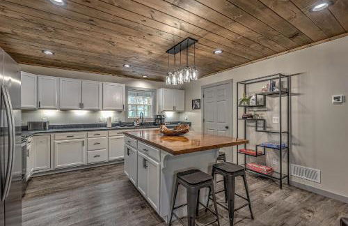 5-Star Cabin wHot Tub, Game Room, & Resort Perks! - Foto 7