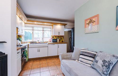 Stylish 4 Bedroom Home in Port Sunlight with 7 Beds Perfect for Business Bookings and Groups - Foto 32