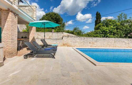 Lovely House Kristina with a pool - Photo 13