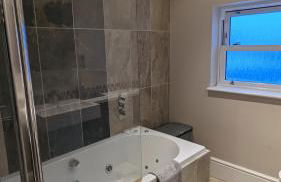 Cheltenham large house with gym, bar & hot tub - Photo 18