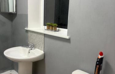 Charming 1BR Garden Retreat Near Downtown - Foto 17