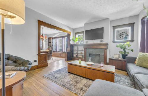 Stylish Retreat by Shaker Square, Fast WiFi, Porch - Foto 6