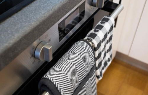 Modern 1BR Apt - Sleeps 4 - Parking - Balcony - Foto 16