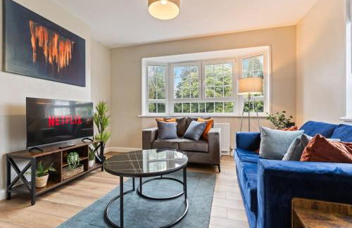 Modern 4 Bed house Ideal for Groups, Contractors near City Airport & O2 Arena, free parking & Wifi included - Foto 1