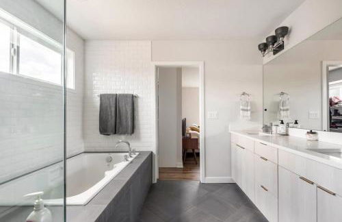 Comfy Family Home, Walkable Neighborhood + Patio! - Foto 9