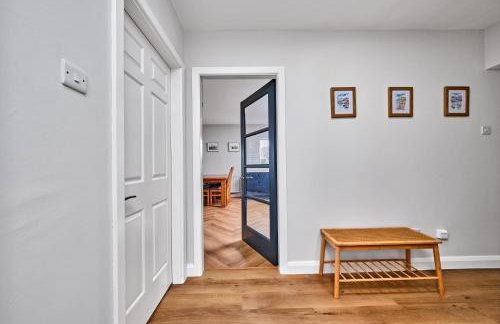 Exclusive Offers l Last-Minute Stay l Sleeps Up to 6 l Conveniently located near town Centre l restaurants l and local attractions l It offers easy access to the stunning Causeway Coast l Coleraine Hideout l WeStayBelfast - Foto 15