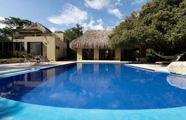 w Lovely 4BR Villa at Mesa de Yeguas - Photo 1