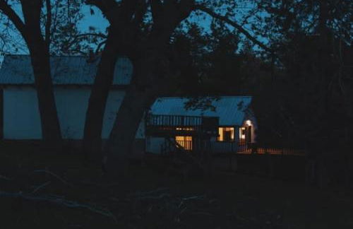 Secluded rustic 2-bedroom cabin at nature retreat - Photo 13