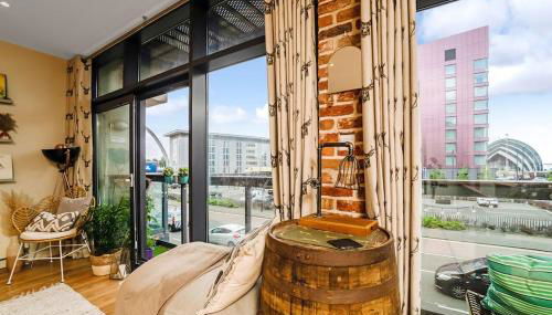 Luxury Huge Modern Open Plan 2Bedroom Flat - Free Private Parking & Balcony located at the OVO Hydro and SEC Centre - Foto 1