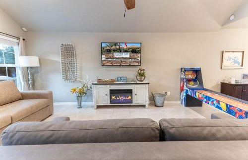 Neon Vibes Outdoor TV Hot Tub Arcade Room - Foto 36