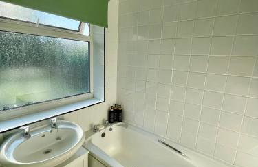 The Olive House - 4 Bedroom, Sleeps 8, Contractors Welcome - Foto 14