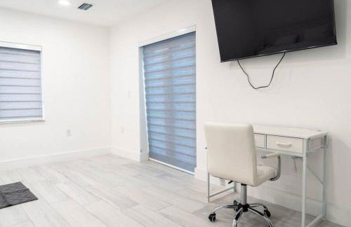 Luxury Retreat 3B ,2Ba POOL , Coral Gables Center - Photo 27