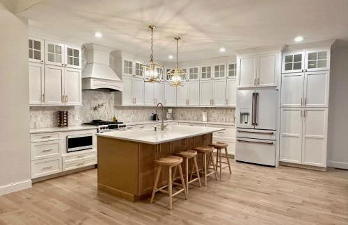 New Farmhouse, King Beds, Game Room, Hot Tub & View! - Foto 27