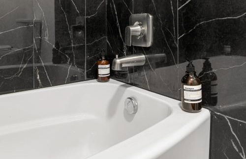 Urban Retreat - Free Parking, WiFi, Walk to Stadium - Foto 41