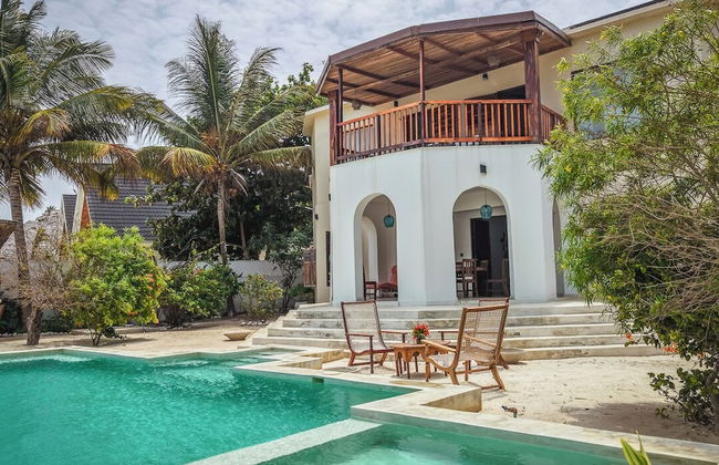 Solymar Staffed Beach Front Villa - Photo 21