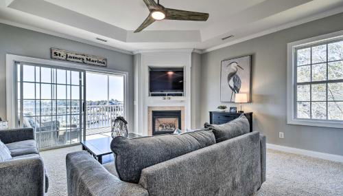 Spacious Southport Condo with Balcony! - Foto 4