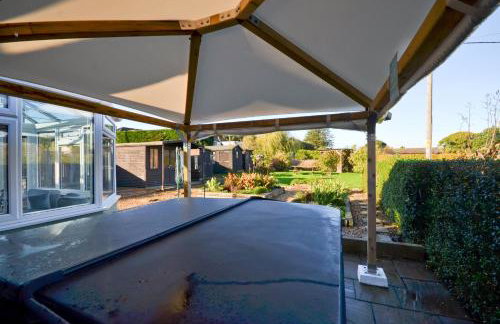 Dassia-Rural Bungalow, Dog Friendly with Hot Tub Near Gurnard - Foto 35